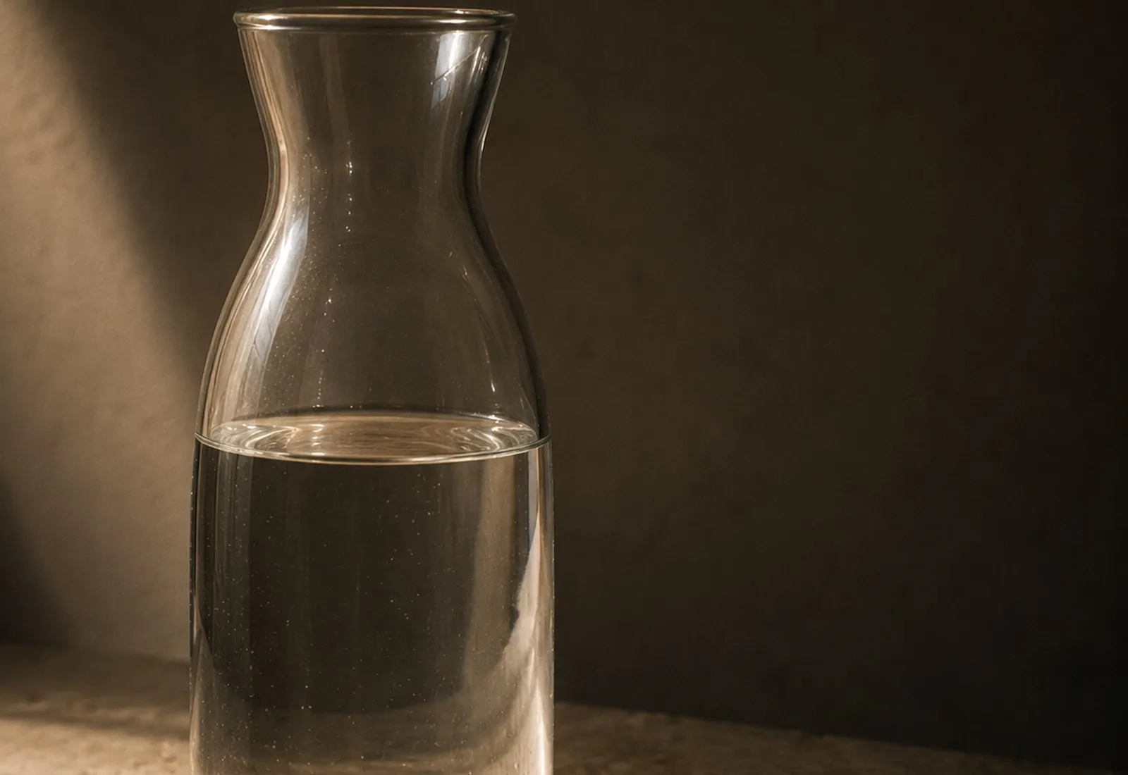 Glaskaraffe mit deutlich sichtbarem Wasserstand im Seitenlicht