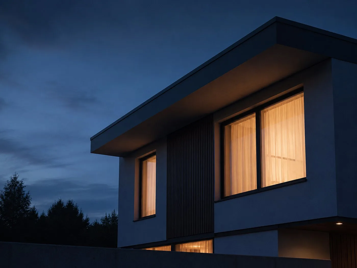 Wohnhaus in der Abenddämmerung mit warm erleuchteten Fenstern